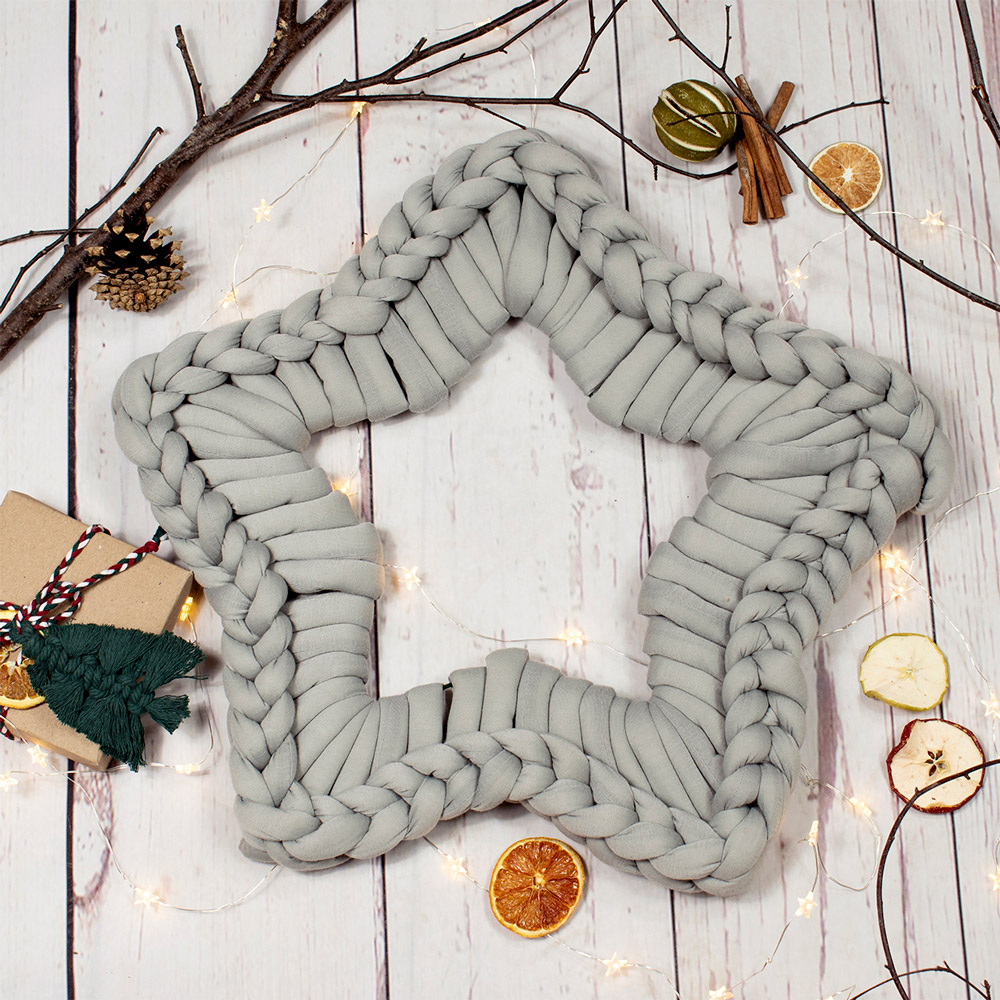 finger crochet star wreath made with giant tube yarn 