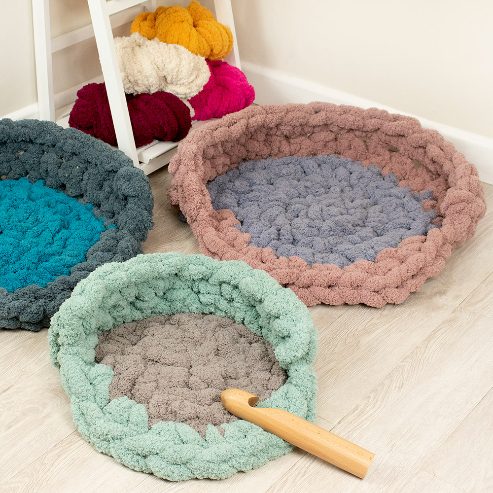 crochet pet bed-pattern-video-tutorial-chunky-crochet-chenille