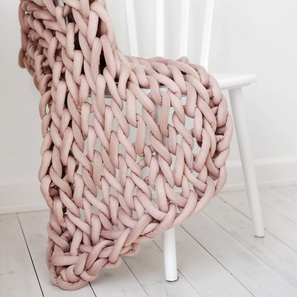 arm knitted blanket made with get stuffed tube yarn 